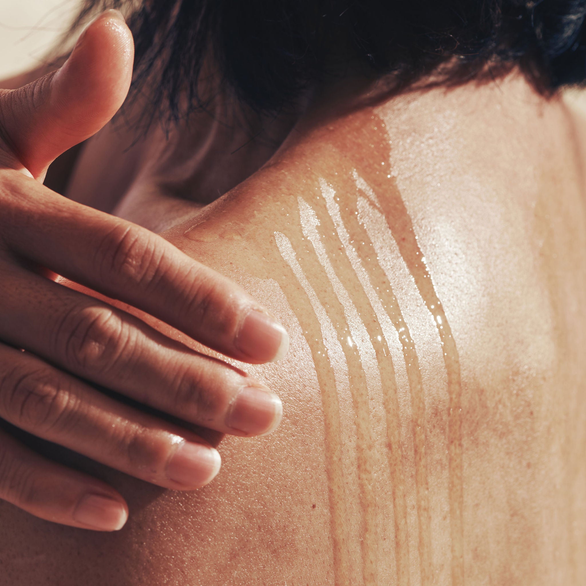 woman-applying-emu-oil-to-her-back