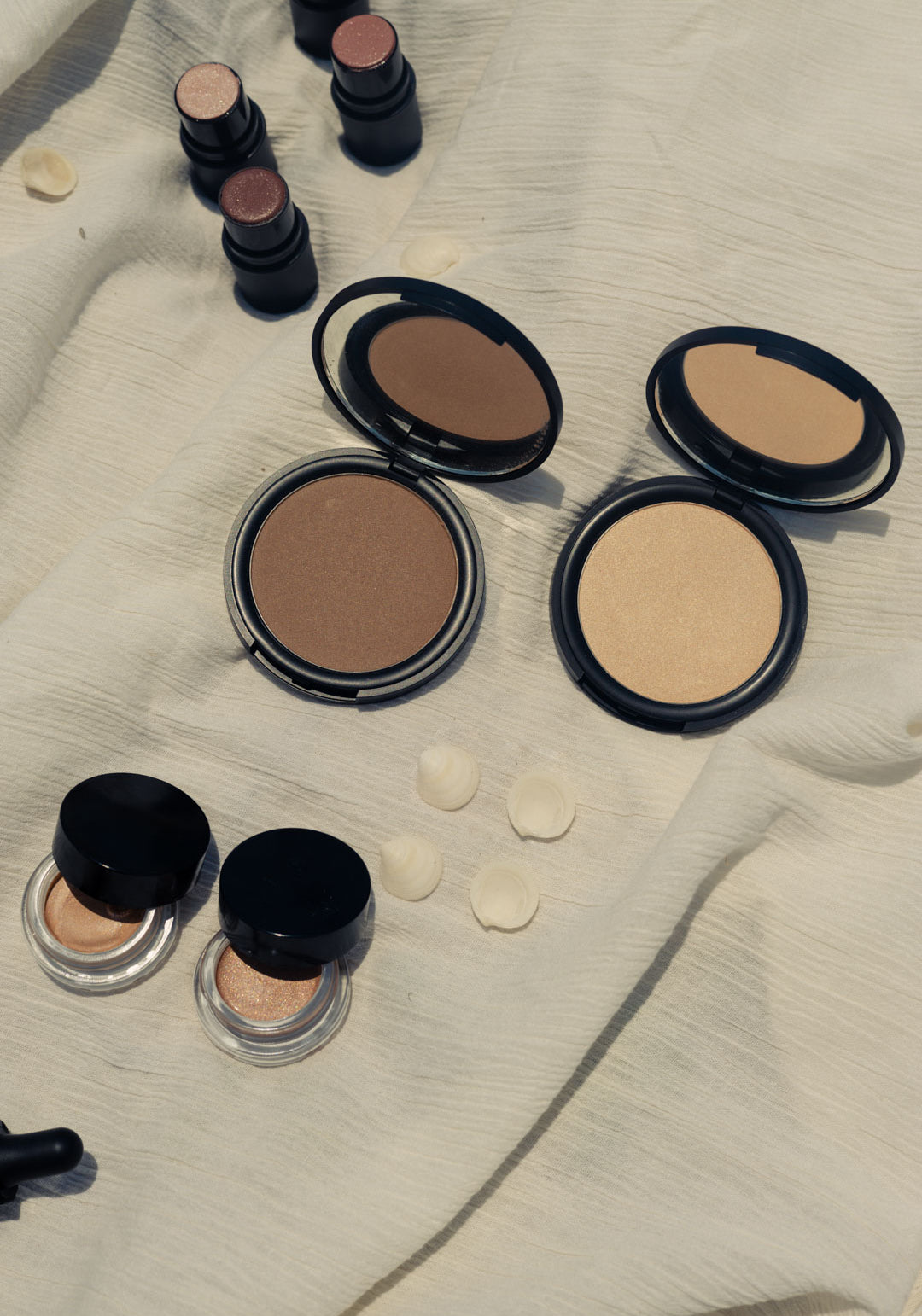 nontoxic-cream-concealer-and-bronzer-on-a-blanket