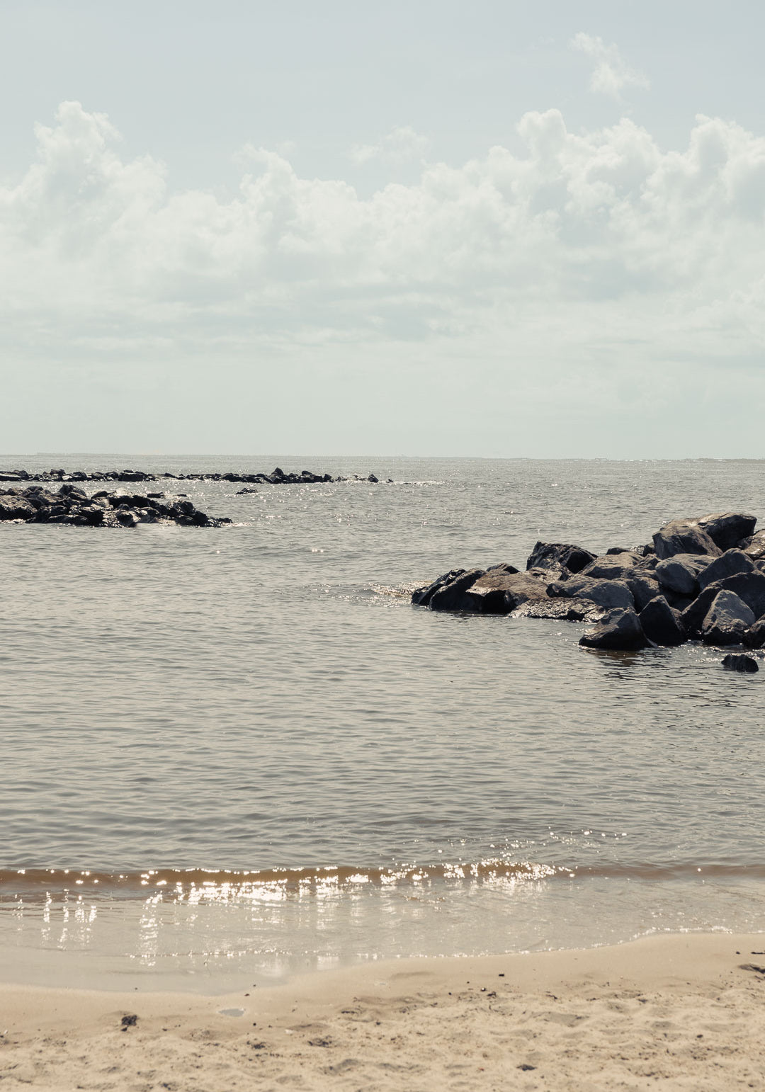 beach-and-ocean-scene-with-gentle-waves