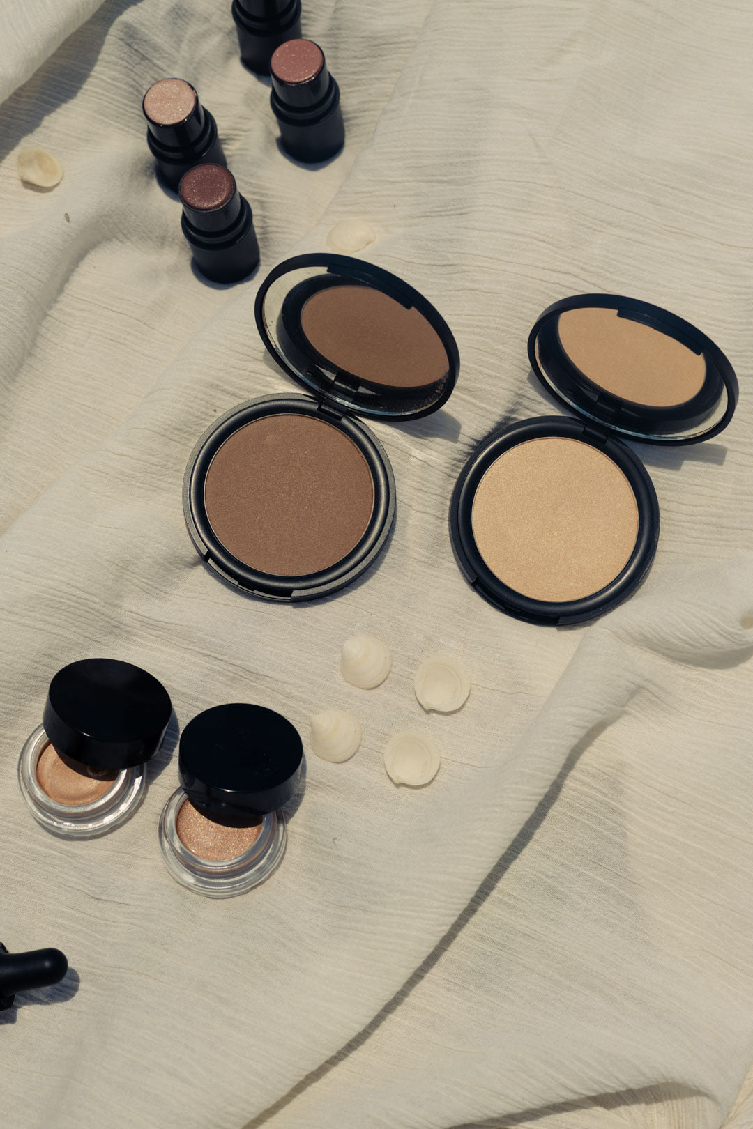 nontoxic-cream-concealer-and-bronzer-on-a-blanket