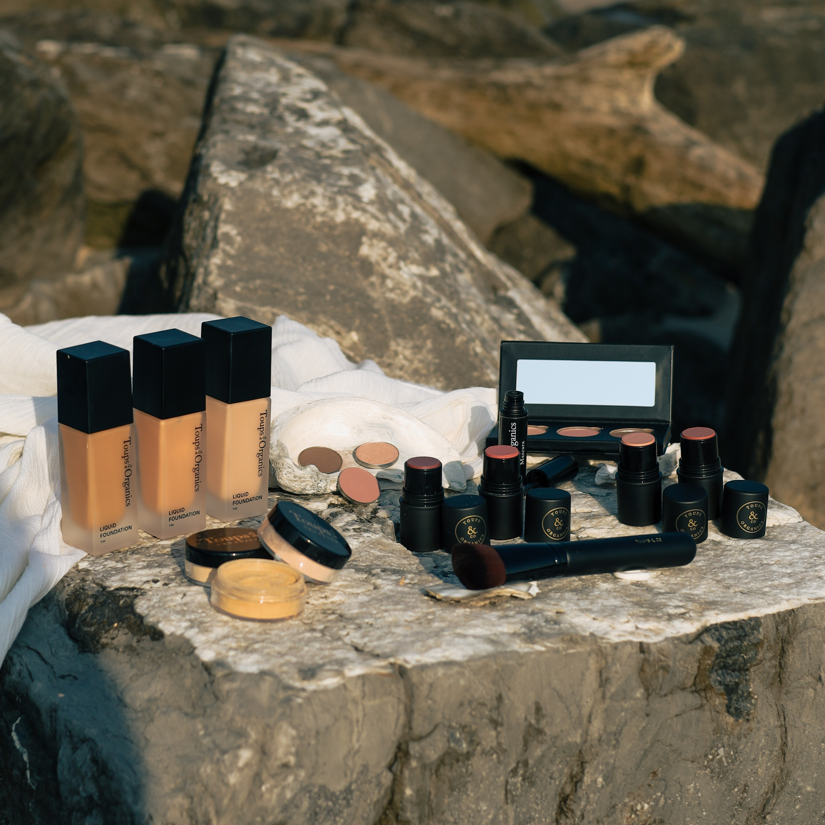 natural-foundation-and-other-nontoxic-makeup-displayed-at-the-beach