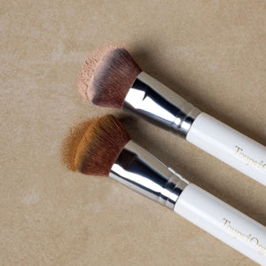 makeup-brushes-dipped-in-bronzer-and-mineral-makeup