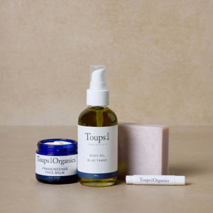 nontoxic-skincare-gift-set-with-blue-tansy-body-oil-displayed-against-brown-background