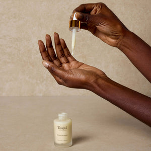 woman-pours-bakuchiol-serum-into-her-hand