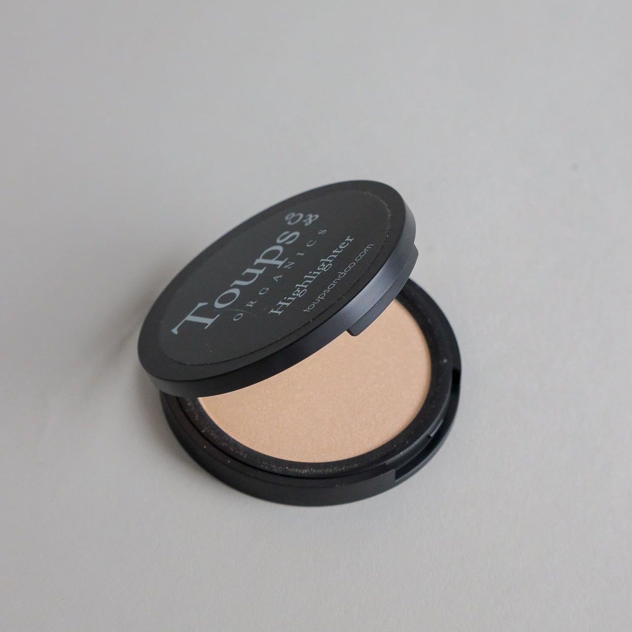 Toups & Co Organics non-toxic highlighter compact, lid open showing shade